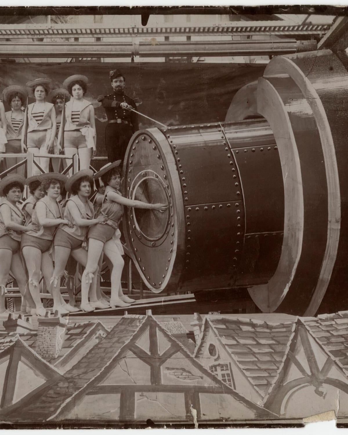 Astronomers preparing the cannon in A Trip to the Moon